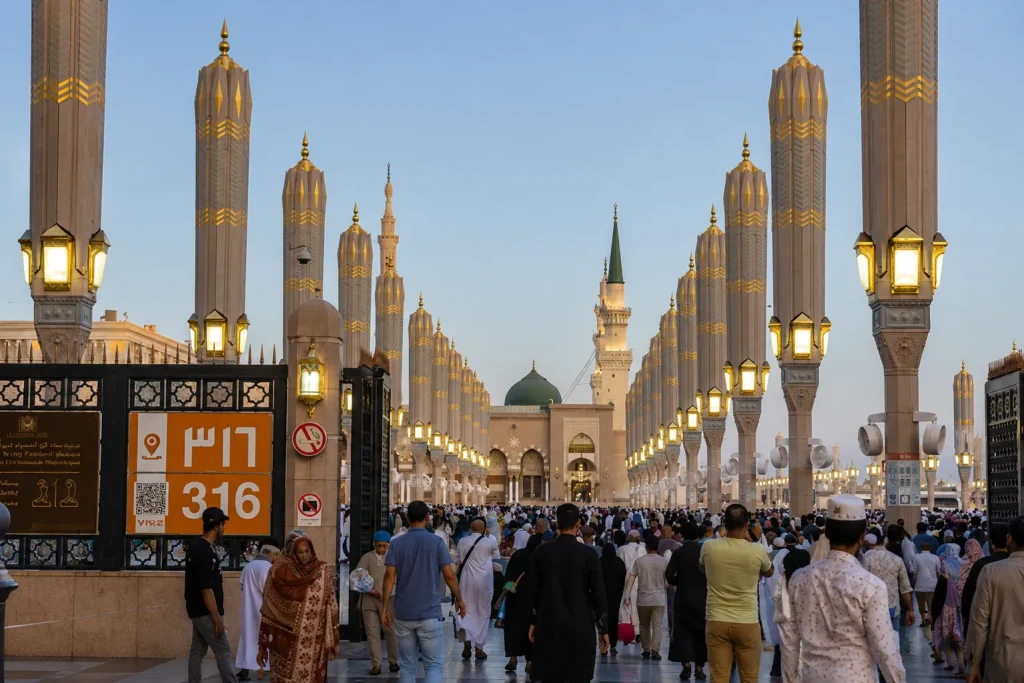 Al-Masjid an-Nabawi piazza umbrellas post-Hajj quiet season, Umrah 2026 Pakistan best time