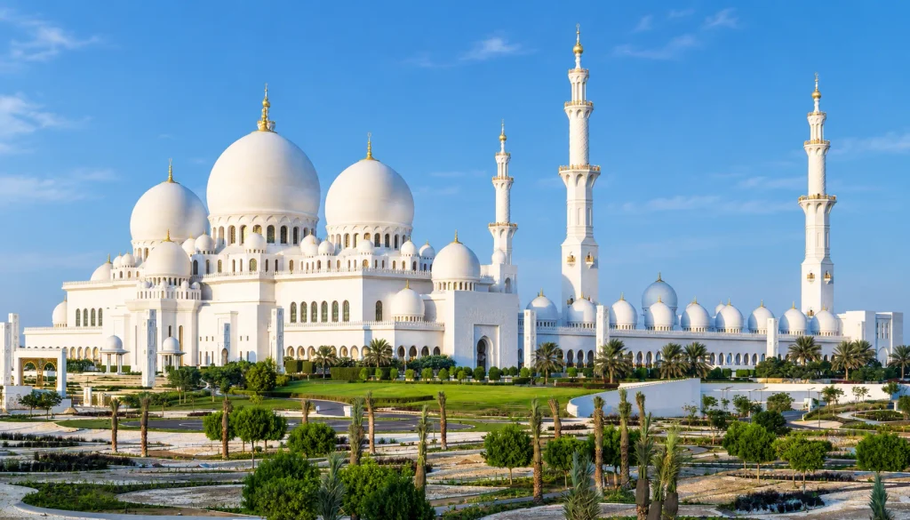 Sheikh Zayed Grand Mosque in Abu Dhabi, a Gulf hub alternative to a Dubai layover in December